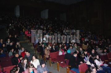 Actorii Teatrului Mihai Eminescu Botoșani, în piesa „Caii la fereastră”. Foto: Carmen Veronica Steiciuc