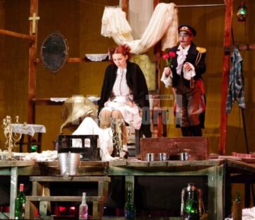 Actorii Teatrului Mihai Eminescu Botoșani, în piesa „Caii la fereastră”. Foto: Carmen Veronica Steiciuc