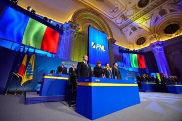 Prezidiul Congresului Extraordinar al PNL. Foto: MediaFax