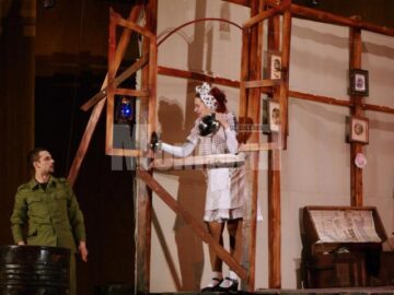 Actorii Teatrului Mihai Eminescu Botoșani, în piesa „Caii la fereastră”. Foto: Carmen Veronica Steiciuc