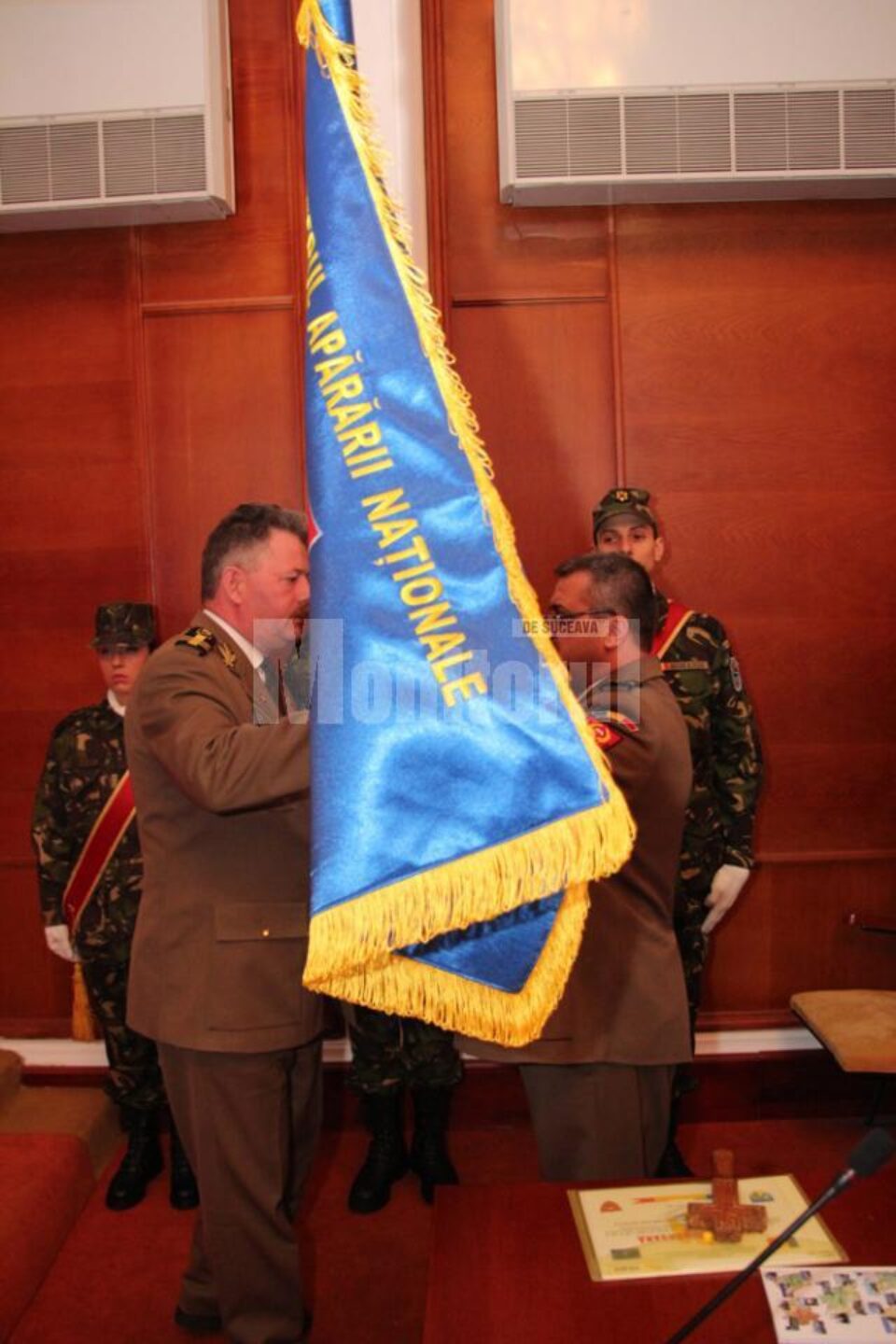 Actualul comandant al unității, colonelul Mugurel Anton, a primit steagul de identificare al CMJ Suceava Actualul comandant al unității, colonelul Mugurel Anton, a primit steagul de identificare al CMJ Suceava