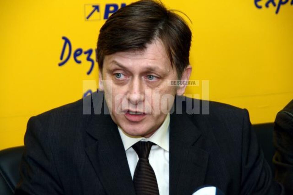 Crin Antonescu a fost reales, sâmbătă, în funcția de președinte al PNL