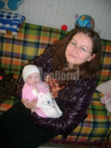 Iulia împreună cu fetița ei