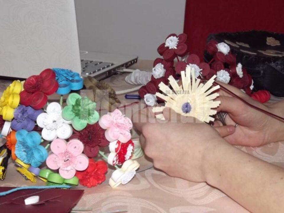 Fâșiile de hârtie prind viață în mâinile Oanei, transformându-se în flori, animăluțe sau insecte