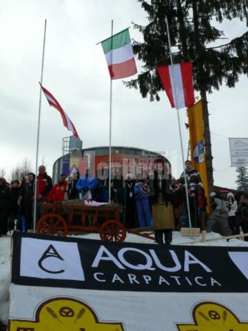 Ridicarea drapelelor pentru câștigători la CM Sanie masculin