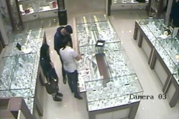 Un cuplu de îndrăgostiți, filmați în timp ce furau din magazine de bijuterii