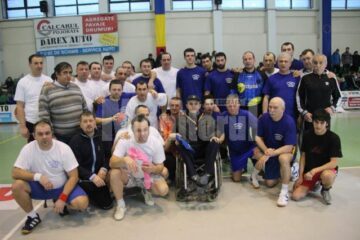Foștii handbaliști suceveni l-au încurajat la final pe copilul pentru care au jucat în teren