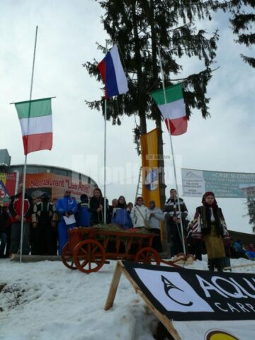 Ridicarea drapelelor pentru câștigători la CM Sanie feminin