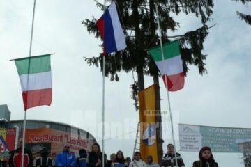 Ridicarea drapelelor pentru câștigători la CM Sanie feminin