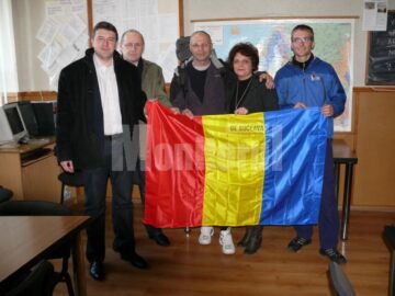 Primarul Cătălin Coman, viceprimarul Gheorghe Aldea, Călin Dănilă, directoarea Claudia Suseanu și Ionel Cojocaru la plecarea din cancelarie