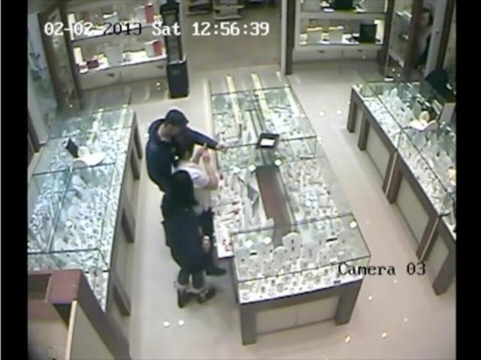 Cei doi, surprinși de camerele video într-un magazin de bijuterii din mall