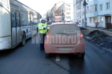 Polițiști de la Circulație au împărțit în trafic mărțișoare șoferilor și pietonilor