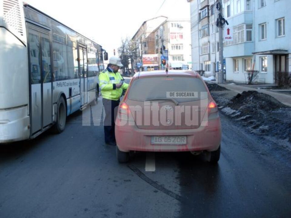 Polițiști de la Circulație au împărțit în trafic mărțișoare șoferilor și pietonilor