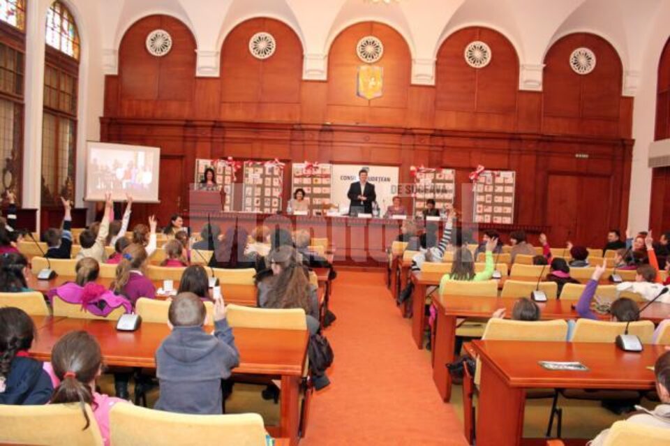 O sută de copii suceveni au participat la etapa județeană a concursului „Mărtișorul – simbol al renașterii și speranței”