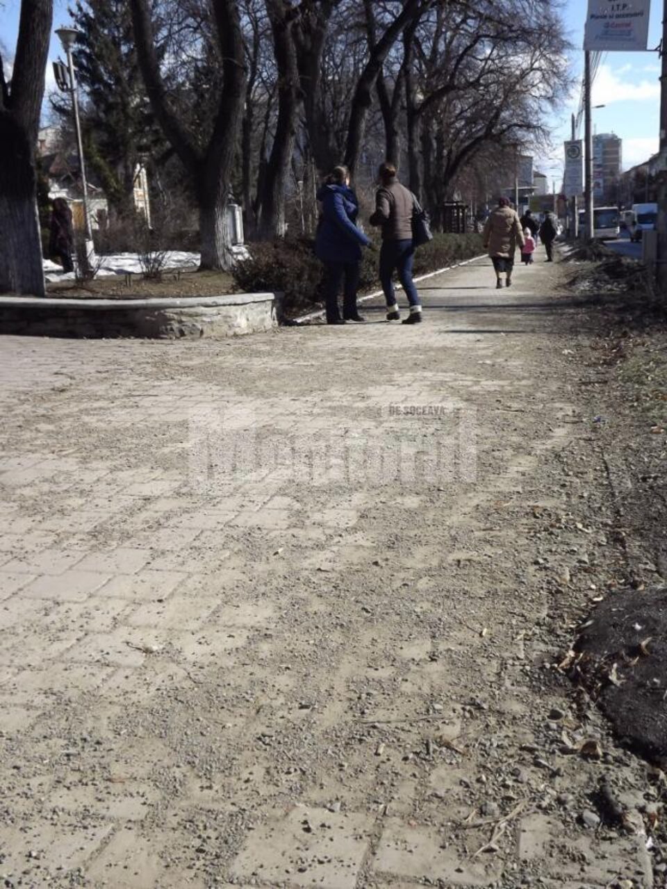 Trotuarul care trece prin fata Palatului de Justiție, la un pas de a fi confundat cu o uliță
