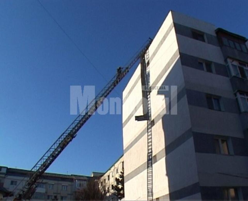 Intervenție a pompierilor pentru îndepărtarea unei bucăți din acoperișul unui bloc