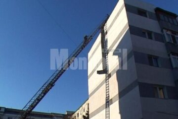 Intervenție a pompierilor pentru îndepărtarea unei bucăți din acoperișul unui bloc