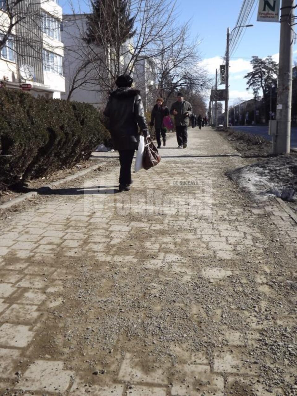 Trotuarele din zona Policlinicii Areni, acoperite de nisip și pietriș