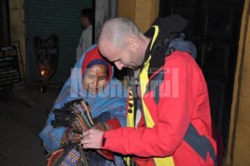 Turist european în negocieri pe o stradă din Kathmandu
