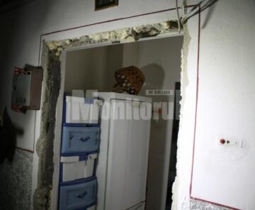 Suflul exploziei a distrus mai multe uși