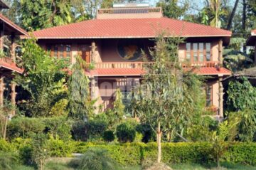 Complex turistic de tip occidental în Chitwan