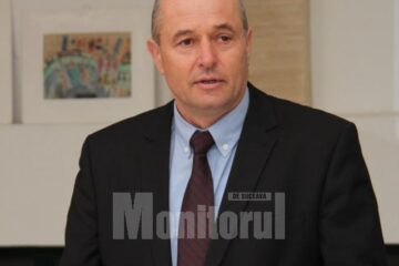 Directorul LPS Suceava, profesorul Ioan Radu a fost unul din cei nouă autori ai cărții