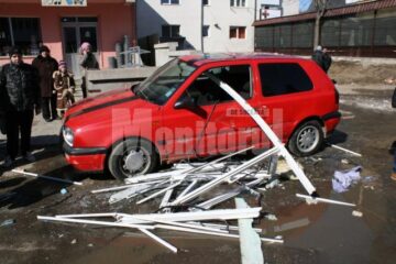 Autoturismul avariat de bucăți din balconul garsonierei