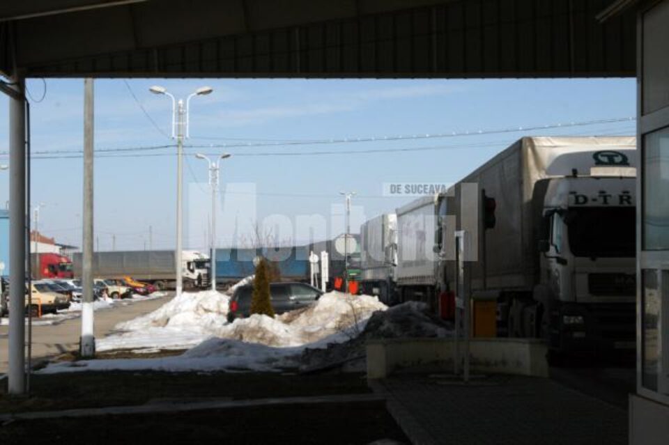 Cozi interminabile de tiruri în Vama Siret