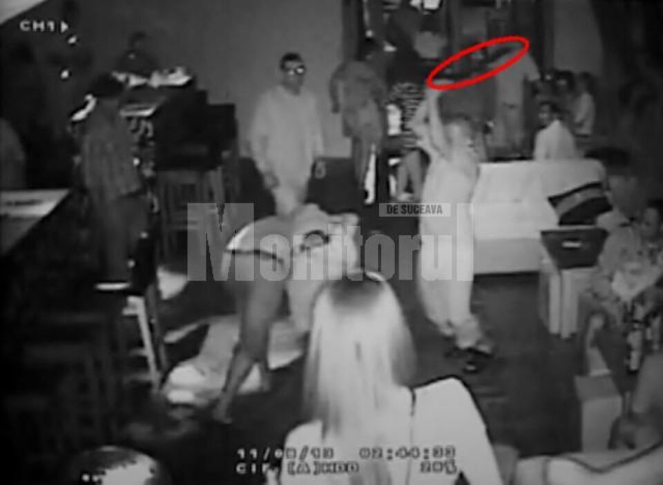 Momentul în care Vatamaniuc ridică sabia peste cap și își lovește victima