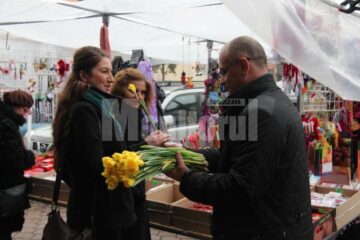 Băișanu oferind flori