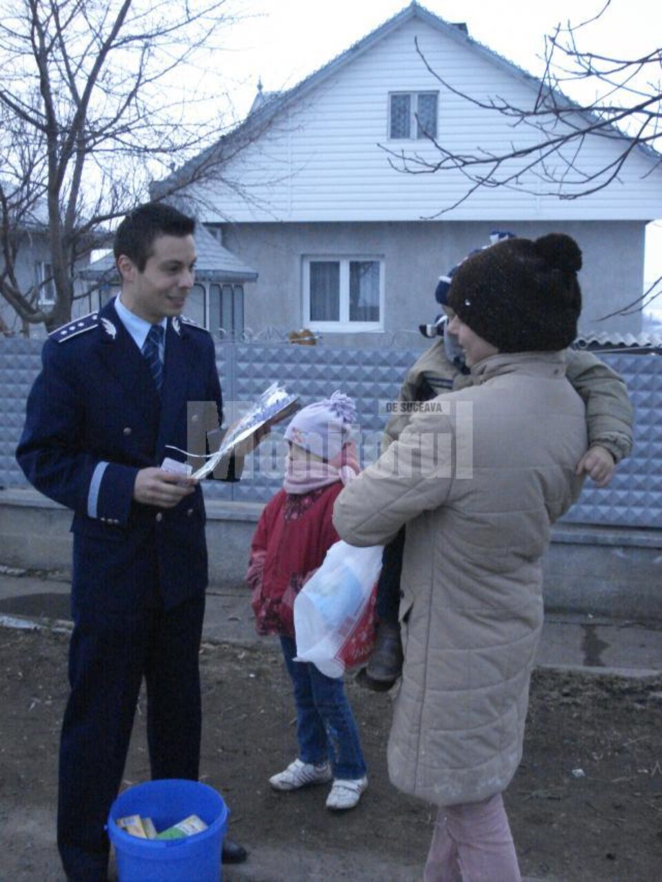 polițist oferind o floare
