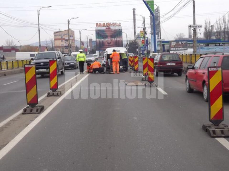 De ieri dimineață, o bandă de circulație de pe podul din zona Bazar a fost închisă traficului rutier
