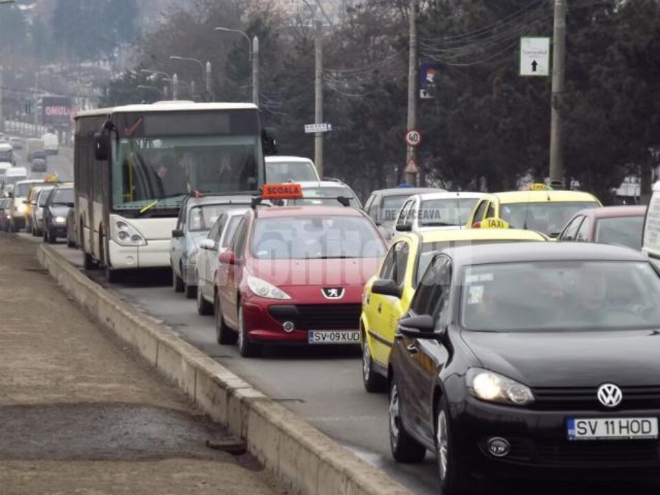 Ieri dimineață, șirul de mașini încolonate să meargă spre Burdujeni ajungea până în Centru Ieri dimineață, șirul de mașini încolonate să meargă spre Burdujeni ajungea până în Centru