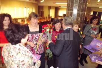 primarul oferind flori