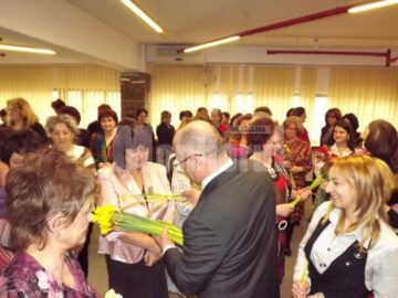 Ștefan Băișanu a oferit flori tuturor femeilor din Primăria Suceava