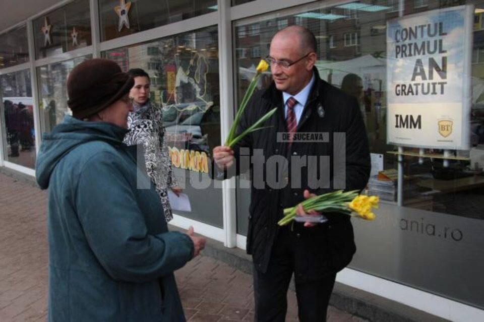 Băișanu le-a oferit flori sucevencelor