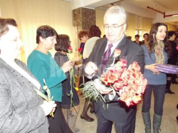 Salariatele Primăriei Suceava au fost felicitate de 8 Martie de primarul Ion Lungu