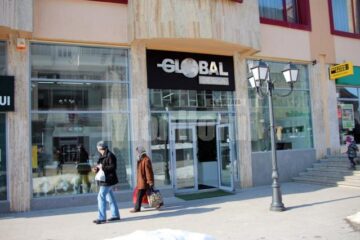 Showroom-ul se întinde pe o suprafață de 900 de metri pătrați, pe trei niveluri, și se află în incinta fostului complex comercial Adam și Eva