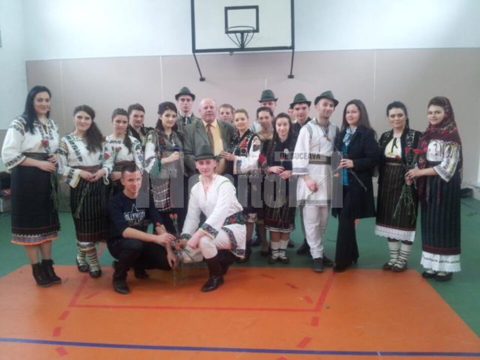 Membrii Ansamblului „Flori din Bucovina” și profesorul Lazăr Tipa