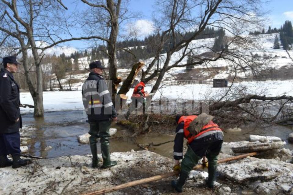 Pompierii au reușit să înlăture riscul de inundații de pe râul Dorna