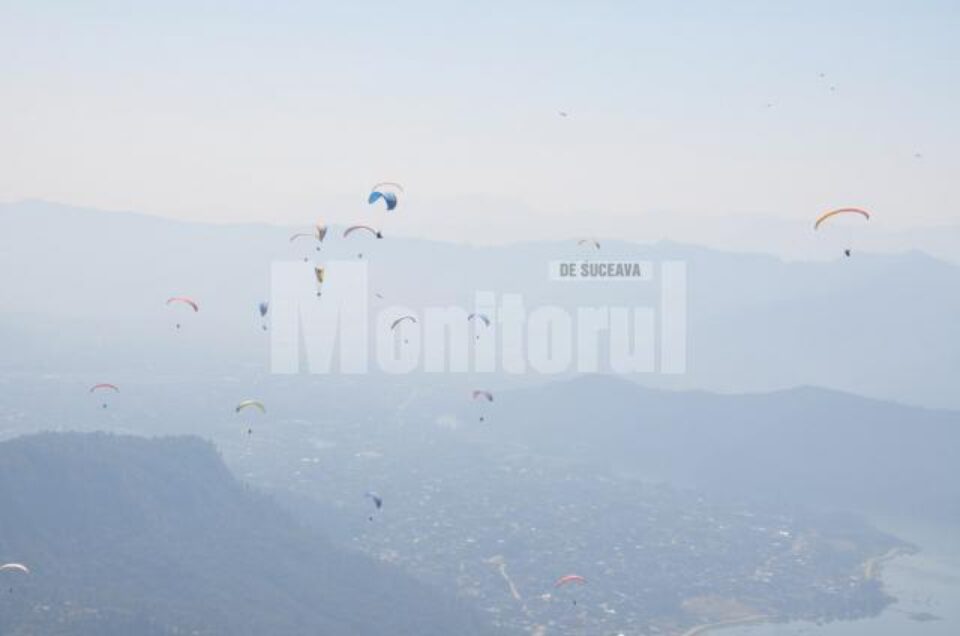 Sute de parapantiști din toată lumea vin în Nepal pentru a zbura, dar și pentru a admira peisaje de vis