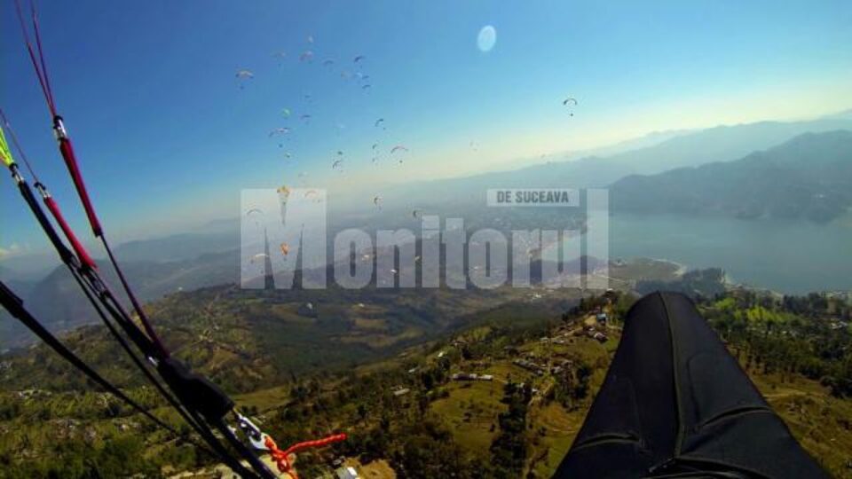 Sute de parapantiști din toată lumea vin în Nepal pentru a zbura, dar și pentru a admira peisaje de vis