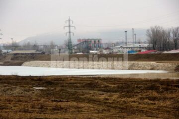 Lucrarea de refacere a digului realizata pentru protecția Bazarului, cu saci cu balast stabilizat