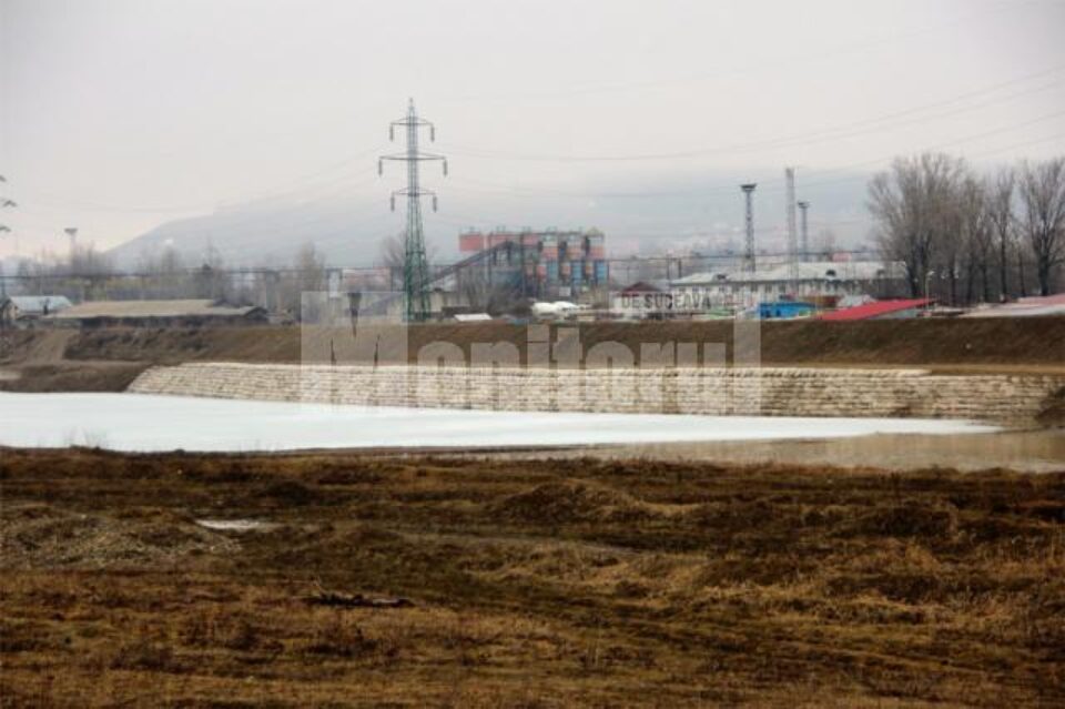 Lucrarea de refacere a digului realizata pentru protecția Bazarului, cu saci cu balast stabilizat