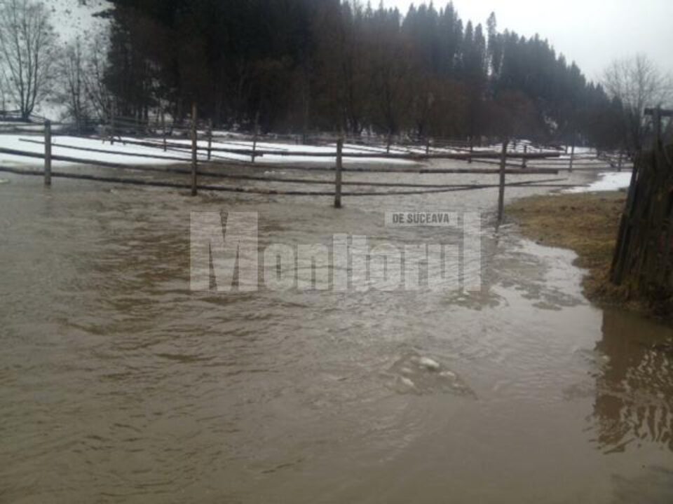 Zona este monitorizata de pompieri și specialiști de la SGA Suceava