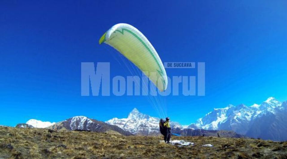 Printre parapantiștii care au zburat la poalele munților Himalaya se numără și câmpulungeanul Vlad Damian
