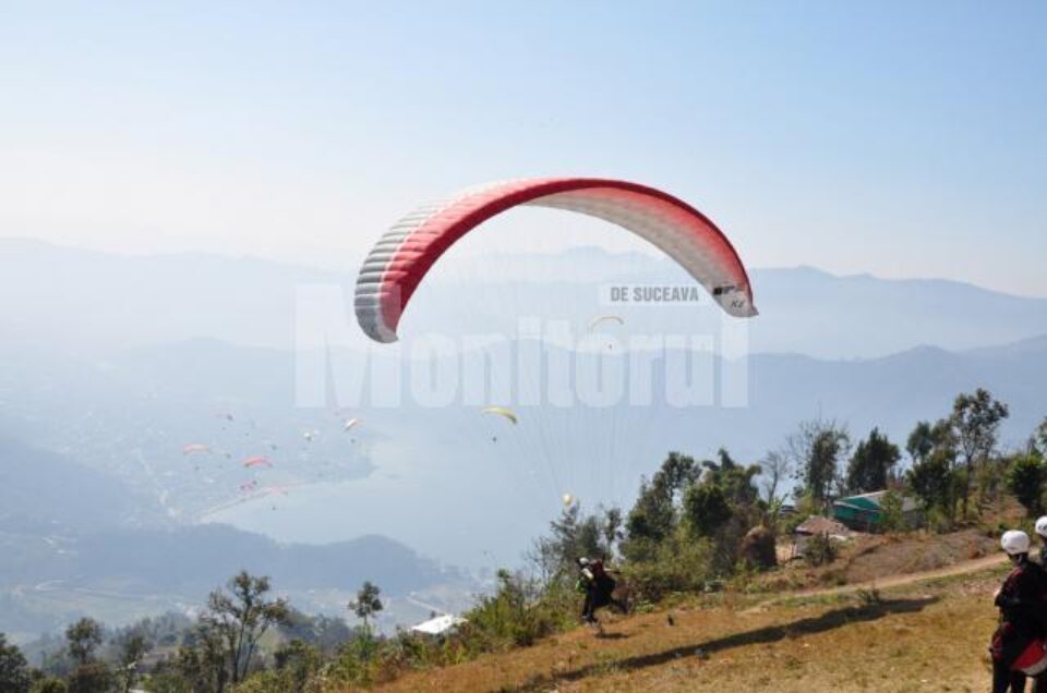 Sute de parapantiști din toată lumea vin în Nepal pentru a zbura, dar și pentru a admira peisaje de vis