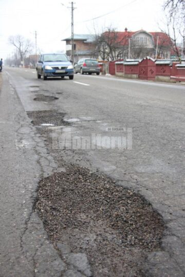 DN 2E a iesit plin de gropi din iarna
