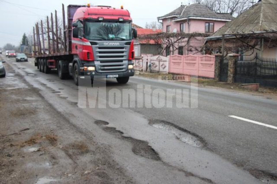 DN 2 E, în zona Cornu Luncii, o șosea pe care se circulă cu viteze mari iar gropile cresc riscul de accidente DN 2 E, în zona Cornu Luncii, o șosea pe care se circulă cu viteze mari iar gropile cresc riscul de accidente