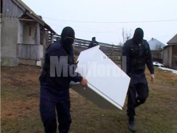 Mascatii au umplut un camion cu bunuri provenite din furturi